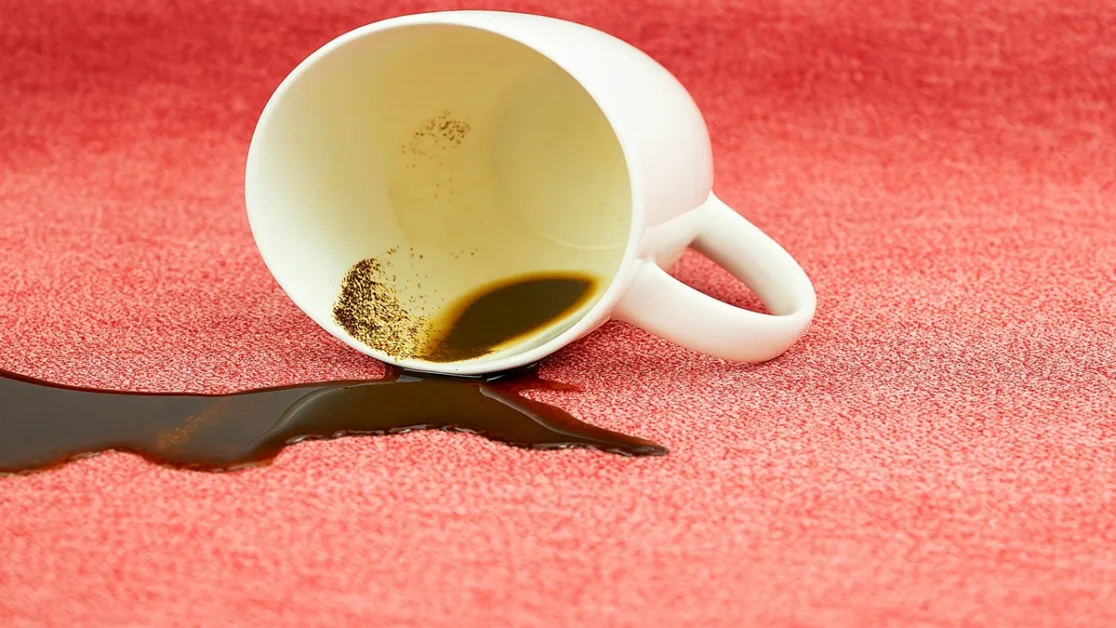 Como tirar mancha de café seca