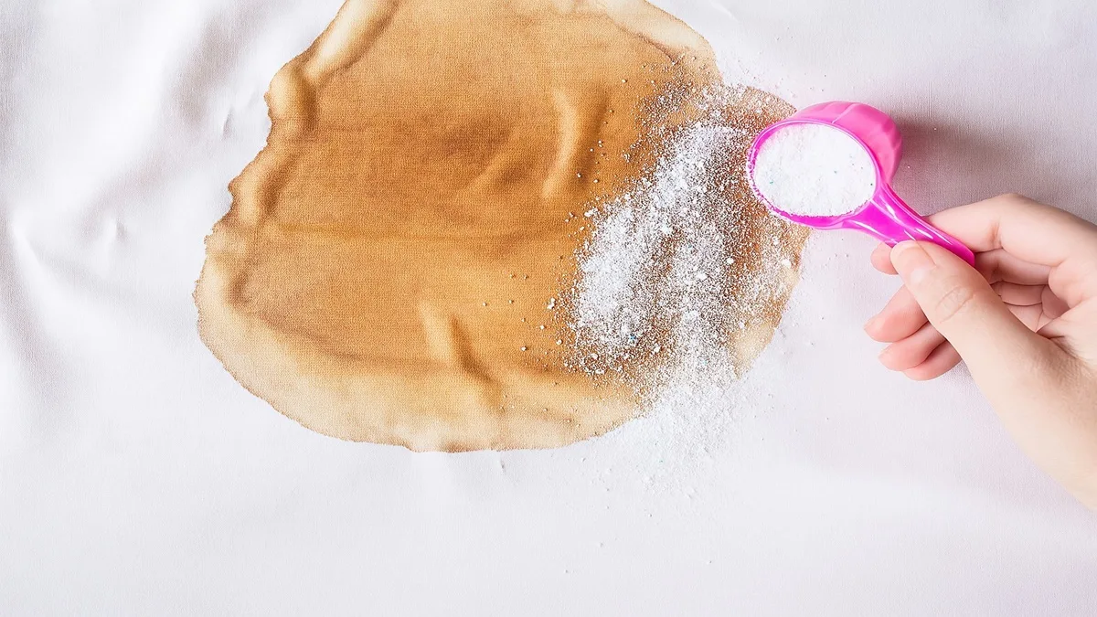 O que fazer para tirar mancha de café da roupa branca