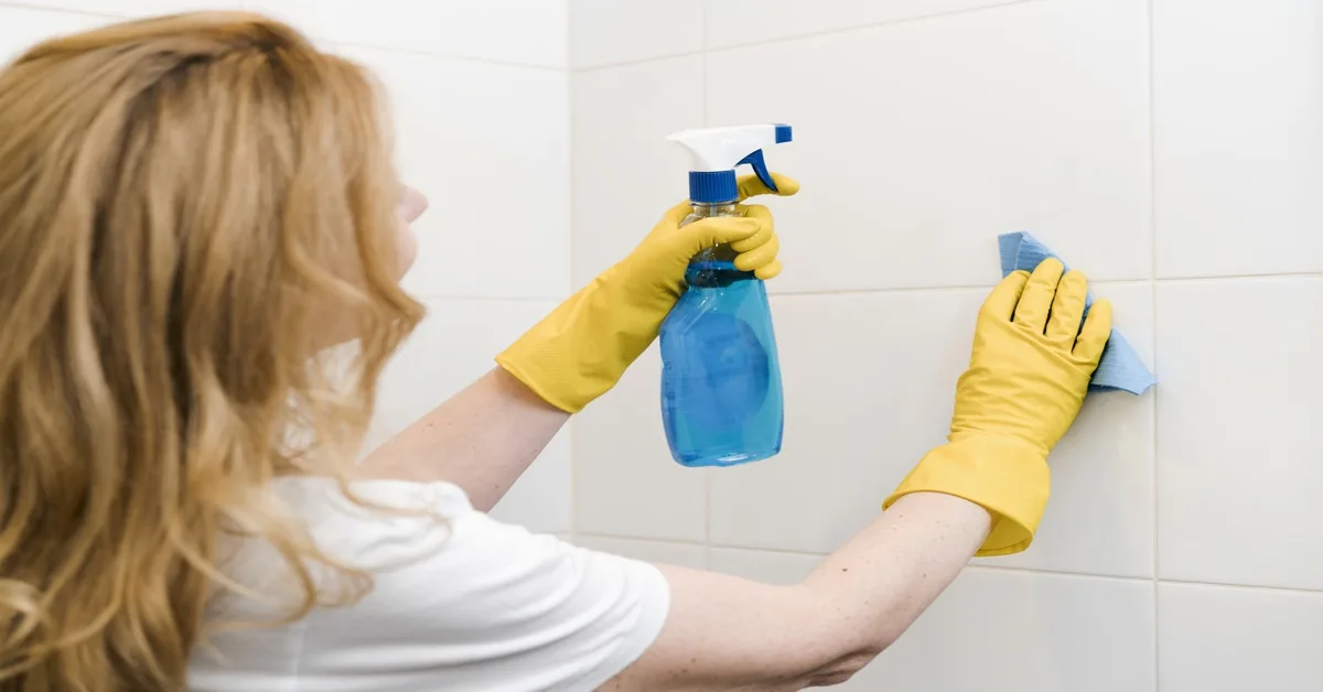 O que é bom para tirar o preto do azulejo do banheiro
